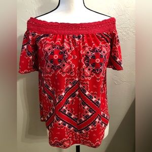 Blouse that can be worn off the shoulders